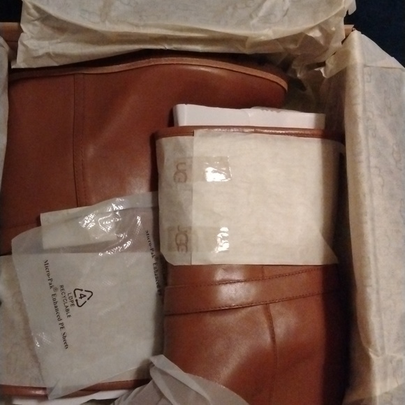 💕NWT, in box Ugg leather wedge boots💕 - Picture 3 of 6